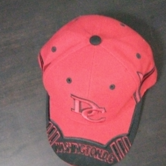 City-hunter hat color red black embroidery in excellent condition - Picture 2 of 8
